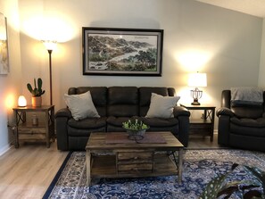 Smart TV, libros, oficina y impresora 