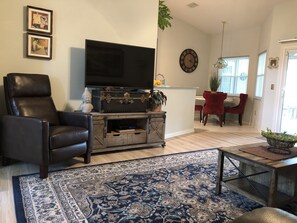 Smart TV, libros, oficina y impresora 