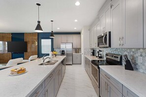 Fridge, microwave, oven, stovetop - Fabulous Villa Near Disney w Gamer & Wizard BRs, Huge Theater, Arcade, Game Loft (Kissimmee)