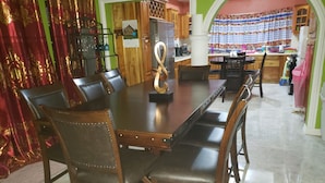 Economy Single Room | Shared kitchen facilities | Full-size fridge, microwave, oven, stovetop - DSH Vacation Rooms (Mandeville)
