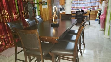 Phòng đơn Economy | Trang thiết bị bếp chung | Tủ lạnh, lò vi sóng, lò nướng, bếp nấu