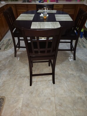 Economy Single Room | Shared kitchen facilities | Full-size fridge, microwave, oven, stovetop - DSH Vacation Rooms (Mandeville)