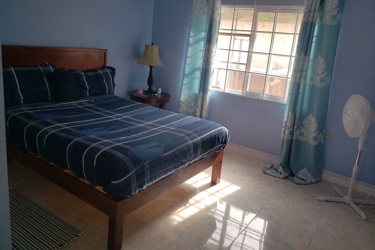 Espacio para trabajar con laptop y cortinas blackout 