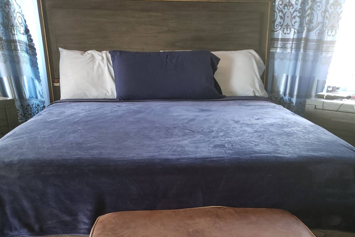 Espacio para trabajar con laptop y cortinas blackout 