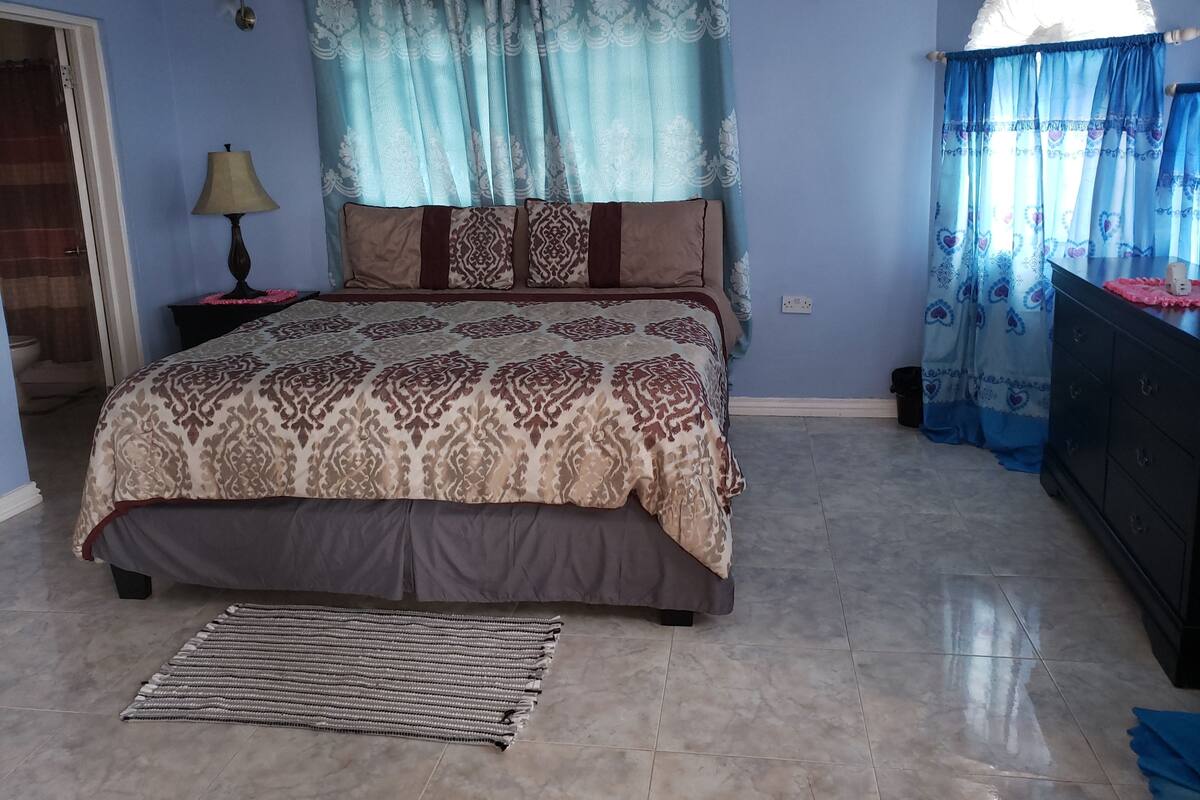 Espacio para trabajar con laptop y cortinas blackout 