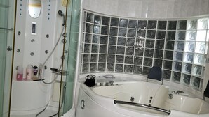 Luxury Double Room | Bathroom | Combined shower/tub, jetted tub, hydromassage showerhead - DSH Vacation Rooms (Mandeville)