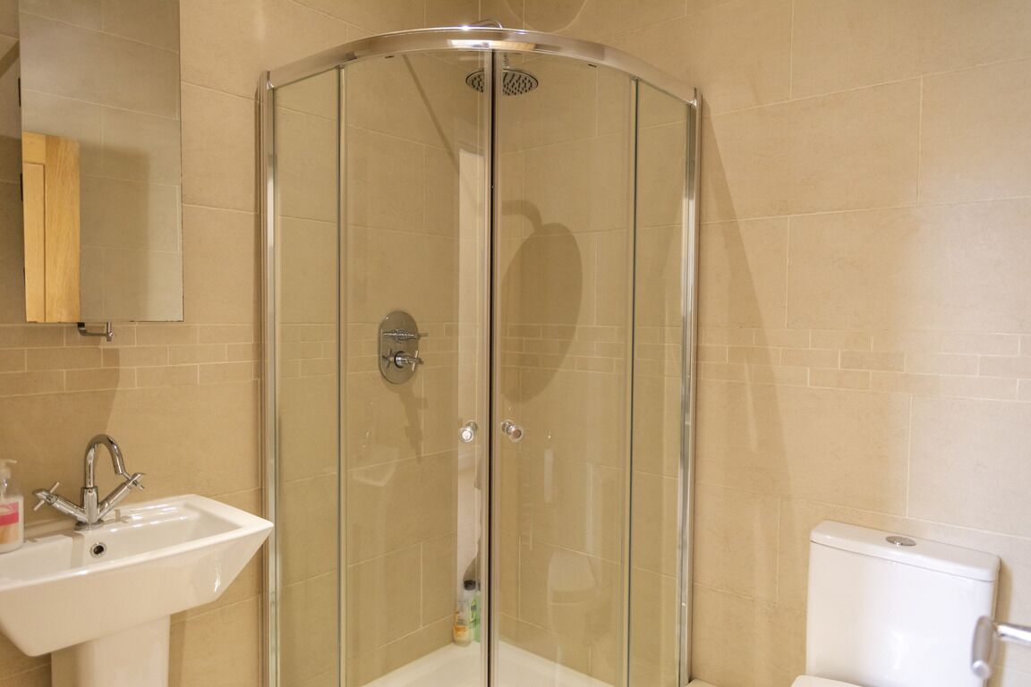 Combined shower/tub, jetted tub, hair dryer, towels