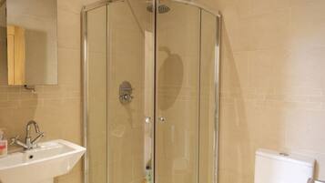 Combined shower/tub, jetted tub, hair dryer, towels