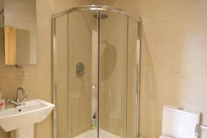 Combined shower/tub, jetted tub, hair dryer, towels - Luxury Apartment No.1, Whitefield (Whitefield)
