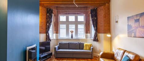 TV, fireplace