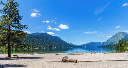 Sunny condo w/ a balcony, shared pools, hot tub, game room - near downtown