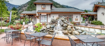 Sunny condo w/ a balcony, shared pools, hot tub, game room - near downtown