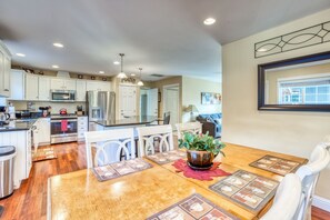 Dining - Updated home w/ fireplace & media room - 2 blocks to the beach/promenade (Seaside)