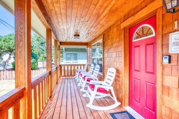 Terrace/patio - Updated home w/ fireplace & media room - 2 blocks to the beach/promenade (Seaside)