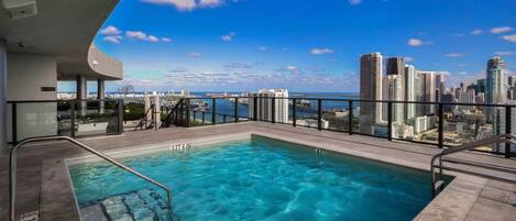 Lämmitetty uima-allas