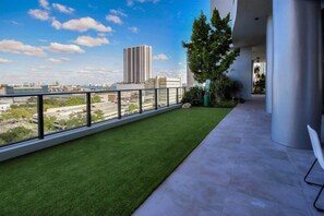Property grounds - Enjoy Exquisite Views from This Luxurious Miami Condo (Miami - Arts + Entertainment District)