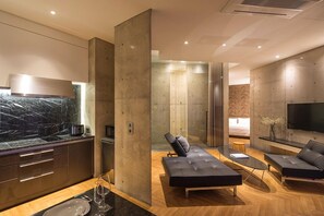 Room (Eunjae) | Premium bedding, laptop workspace, blackout drapes, soundproofing