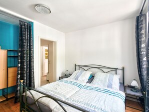 2 bedrooms, desk, WiFi