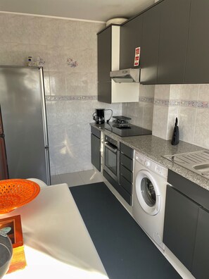 Fridge, microwave, oven, stovetop - House in Beach- Oporto (Arcozelo)
