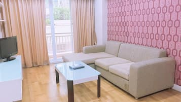 1-Bedroom Suite | Área de sala de estar | Smart TV