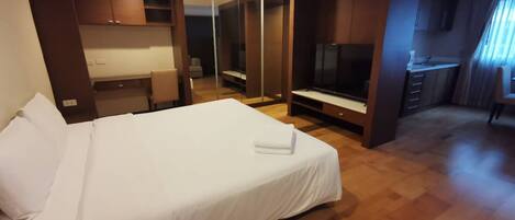 Executive Studio | Desk, laptop workspace, blackout drapes, free WiFi