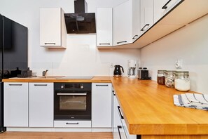 Réfrigérateur, un four, surface de cuisson, lave-vaisselle