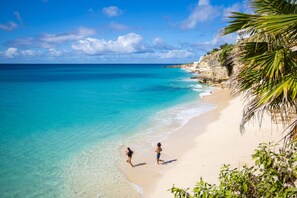 En la playa, camastros y toallas de playa 