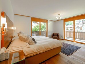 3 bedrooms, desk, Internet