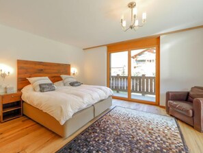 3 bedrooms, desk, WiFi