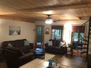 Smart TV, caminetto, videogiochi, lettore DVD