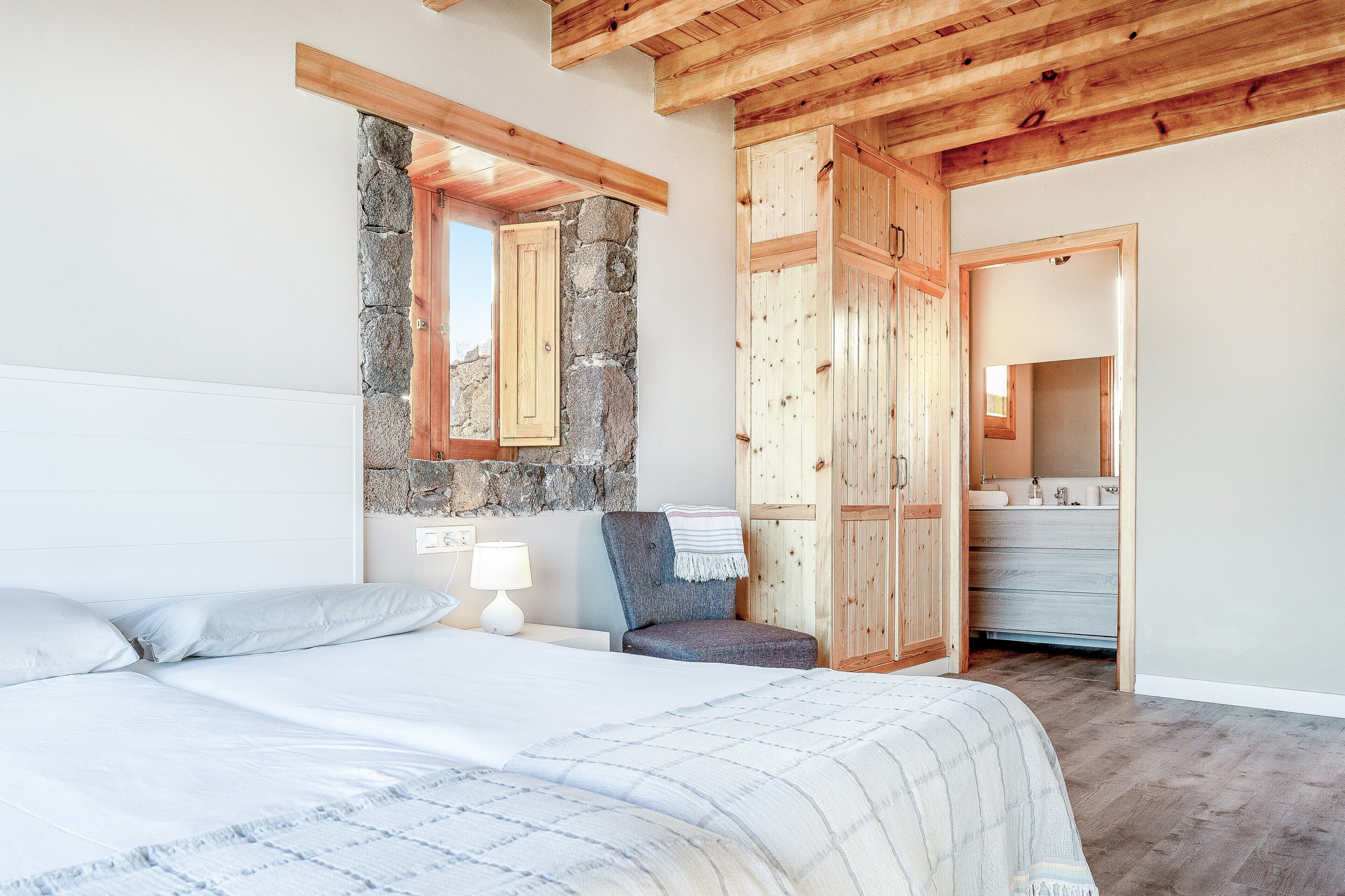 4 quartos, ferros/tábuas de passar roupa, Wi-Fi de cortesia