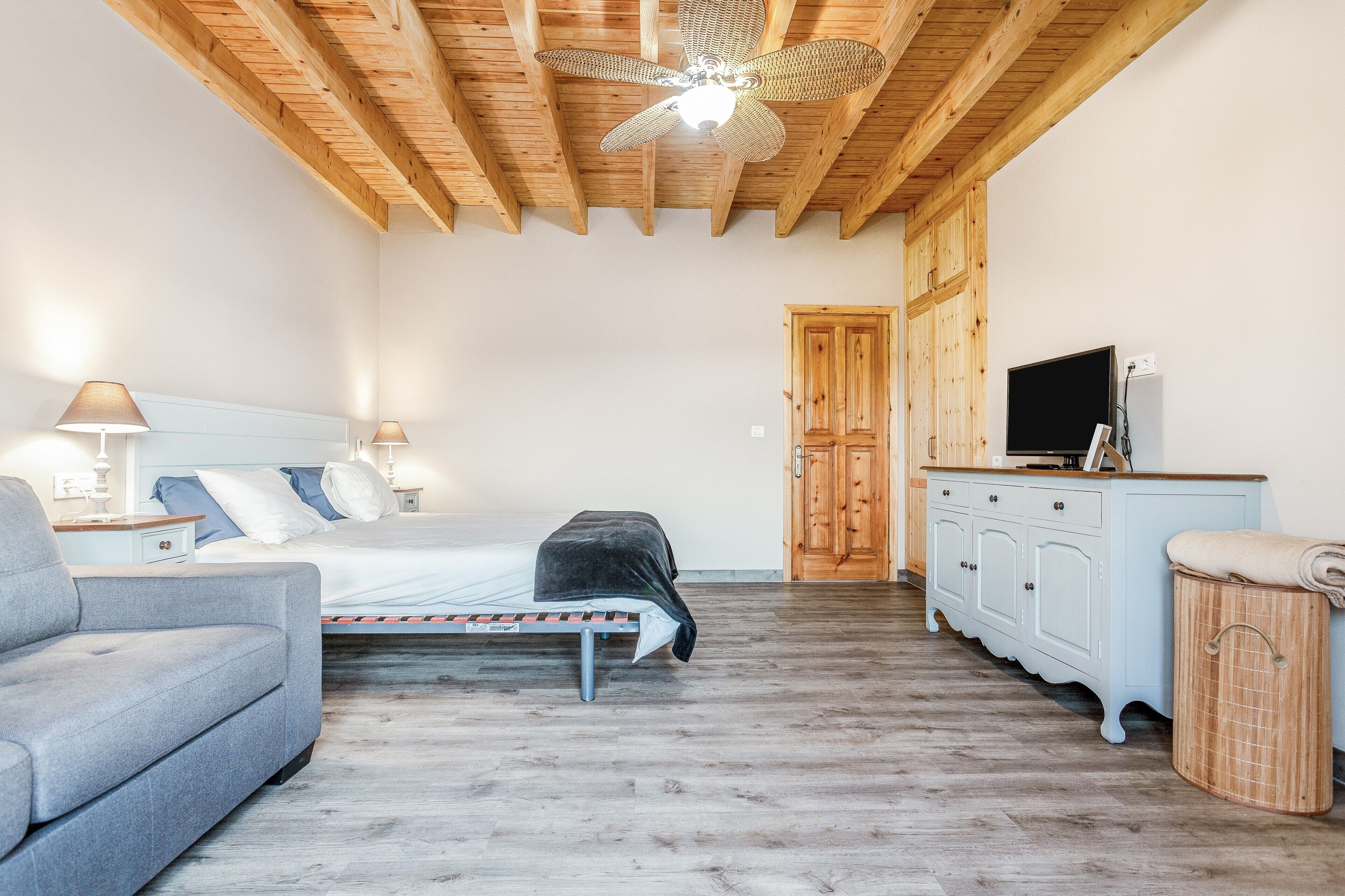 4 bedrooms, iron/ironing board, free WiFi, bed sheets