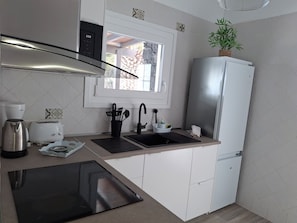 Frigorífico, microondas, horno y placa de cocina