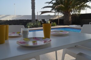 Outdoor dining - Beautiful Villa "Mariola" Close to Beach with Heated Pool, Terrace, Garden & Wi-Fi (Playa blanca)