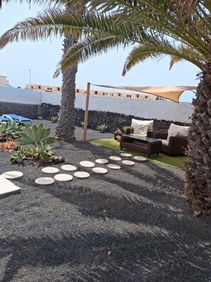 Property grounds - Beautiful Villa "Mariola" Close to Beach with Heated Pool, Terrace, Garden & Wi-Fi (Playa blanca)