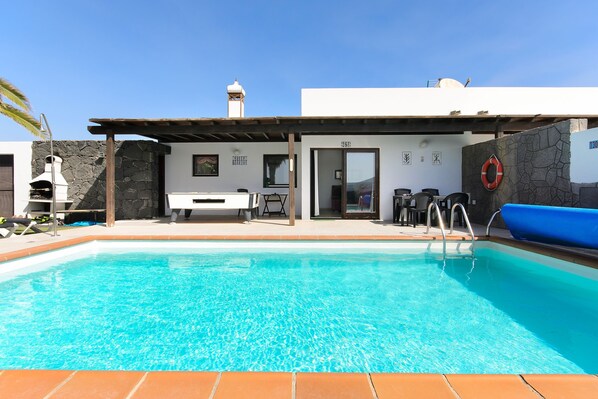 Pool - Beautiful Villa "Mariola" Close to Beach with Heated Pool, Terrace, Garden & Wi-Fi (Playa blanca)