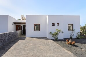Exterior - Beautiful Villa "Mariola" Close to Beach with Heated Pool, Terrace, Garden & Wi-Fi (Playa blanca)