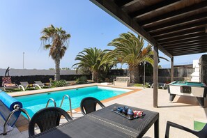 Pool - Beautiful Villa "Mariola" Close to Beach with Heated Pool, Terrace, Garden & Wi-Fi (Playa blanca)