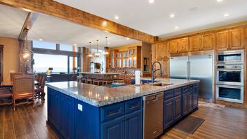 Geladeira, micro-ondas, fogão, cooktop