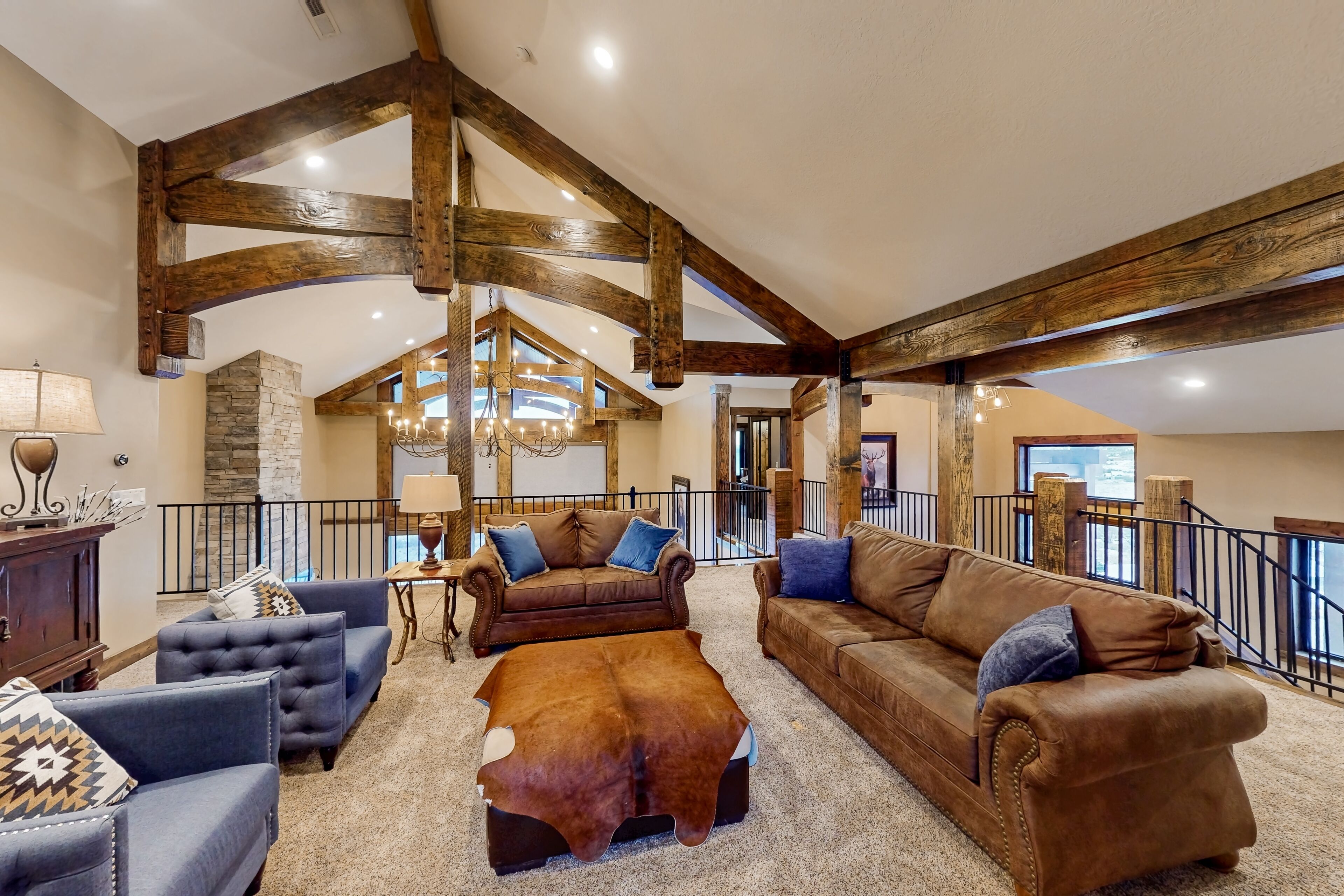 Televisor, llar de foc, consola de videojocs i futbolí 