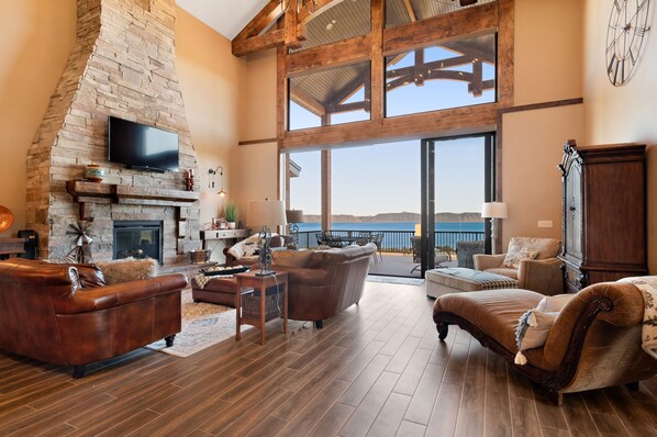 テレビ、暖炉、テレビゲーム機、テーブルサッカー台