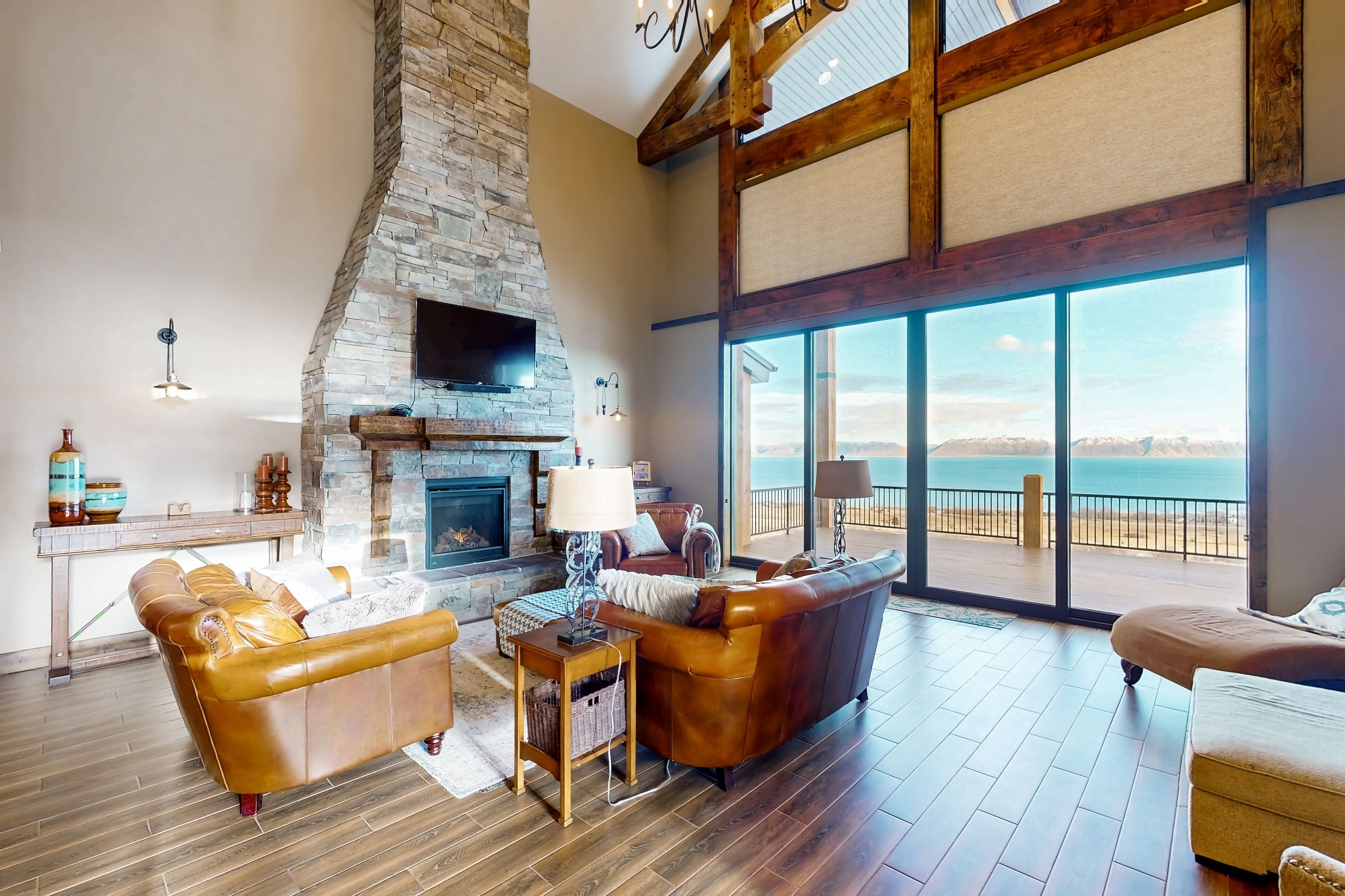 Televisor, llar de foc, consola de videojocs i futbolí 