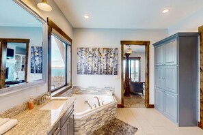 Toalettartikler (inkludert), hårføner og håndklær