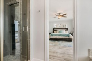 3 habitaciones, tabla de planchar con plancha, cuna de viaje y wifi 