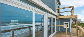 Espectacular casa frente al mar con balcones, paseo marítimo privado en la playa, barbacoa
