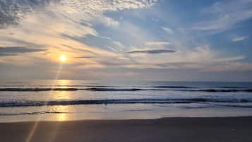 Playa en los alrededores, camastros y toallas de playa
