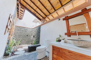 標準客房 (Non A/C) | 浴室 | 淋浴設備、毛巾、肥皂、洗髮精