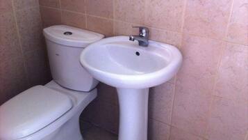 Ducha, artículos de tocador gratuitos, toallas, shampoo