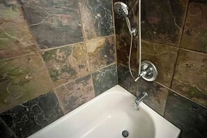 Duschwanne, umweltfreundliche Kosmetikartikel, Haartrockner, Bidet