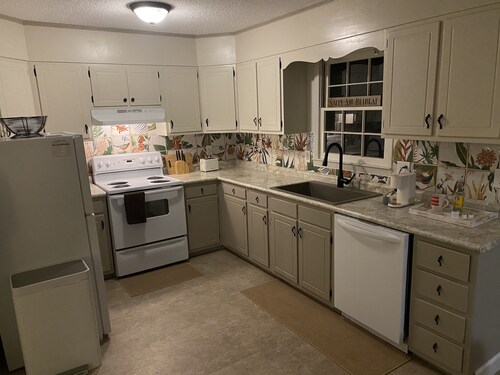 Marines peaceful retreat, TheStation @ AbbeyAcres Near Beach with Washer & Dryer